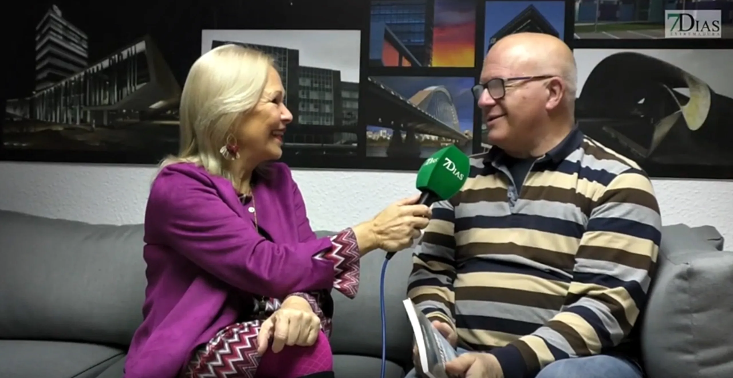 Faustino Lobato entrevistado en el plató de 7 Días Extremadura, con un ejemplar de su libro en la mano
