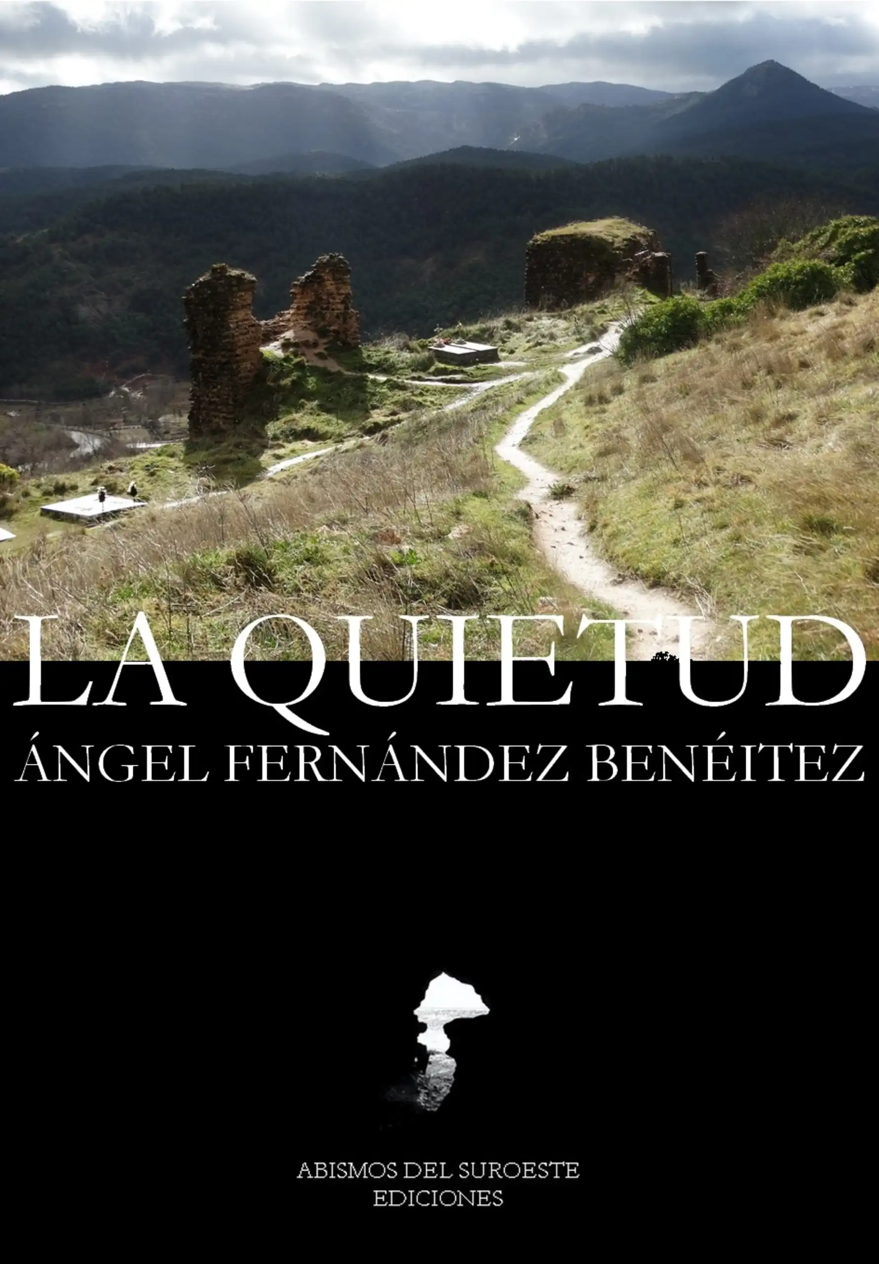 Portada del libro La Quietud, de Ángel Fernández Benéitez, con un sendero hacia unas ruinas en la montaña, Abismos del Suroeste Ediciones