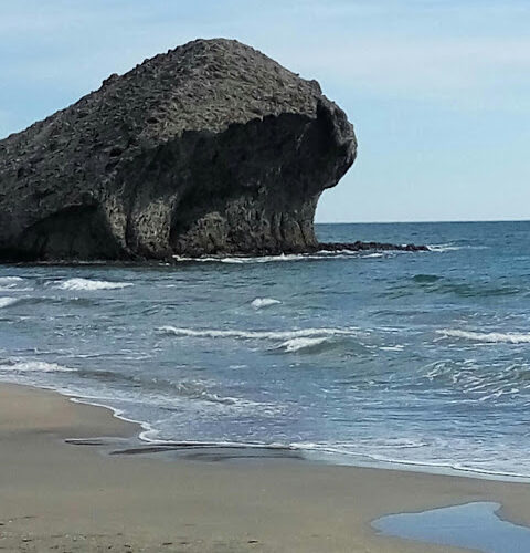 Formación rocosa en el mar de Cabo de Gata, con olas rompiendo en la orilla