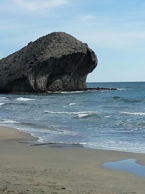 Formación rocosa en el mar de Cabo de Gata, con olas rompiendo en la orilla