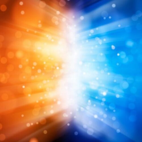 Composición abstracta de luz con destellos naranjas y azules encontrándose en el centro