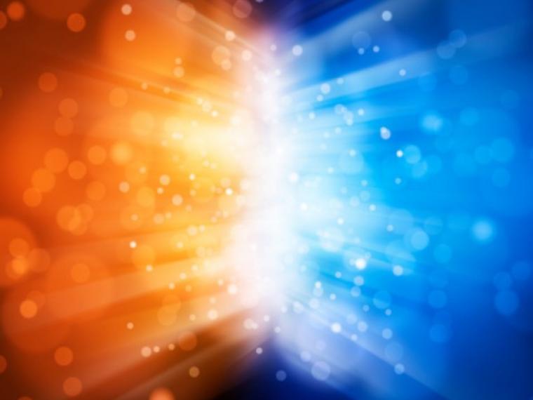 Composición abstracta de luz con destellos naranjas y azules encontrándose en el centro