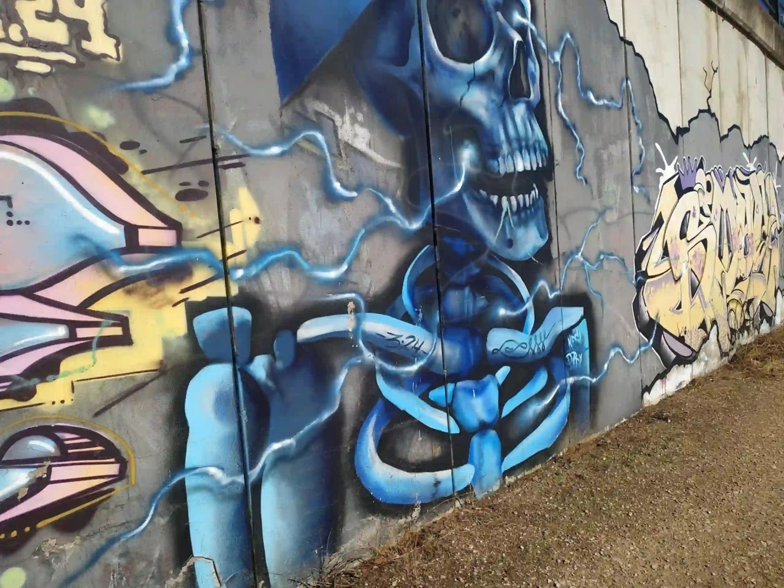 grafiti añil en pared